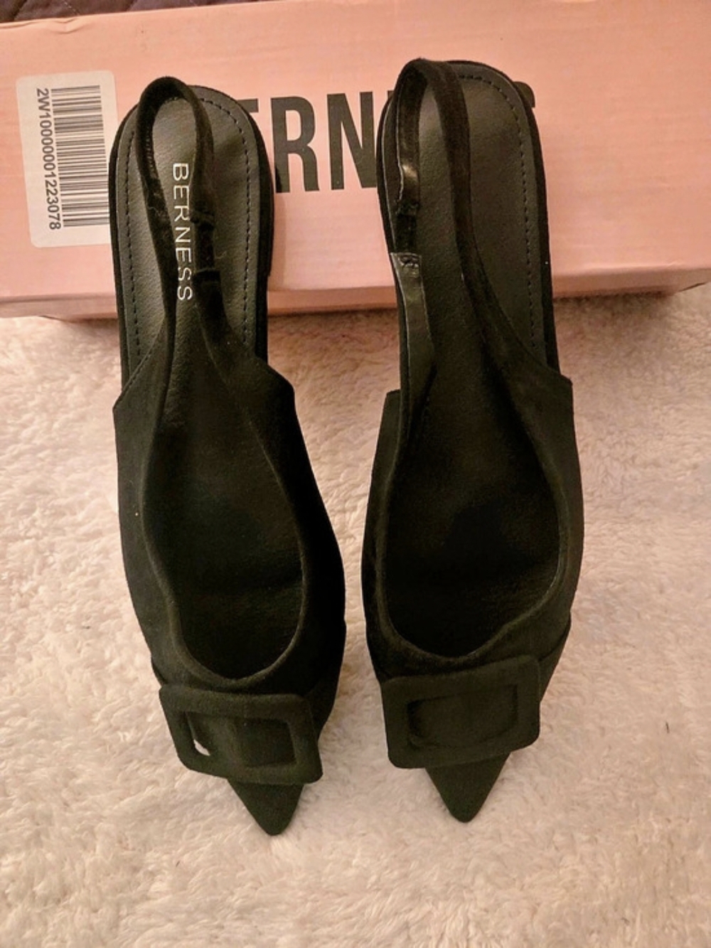 Berness Rossana Pointed Toe Buckle Heels in Black Size 8